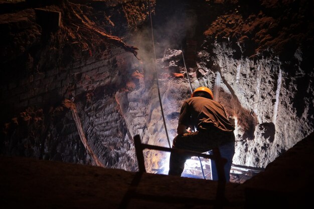Foto grátis trabalhando em uma caverna