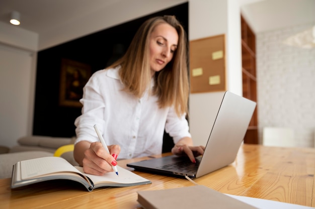 Trabalhar em casa conceito de gerenciamento de tempo