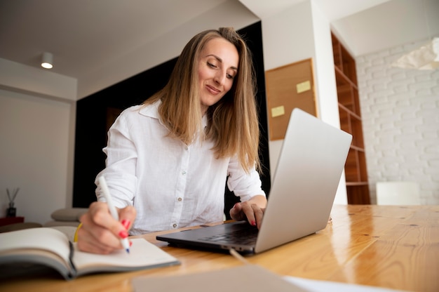 Trabalhar em casa conceito de gerenciamento de tempo