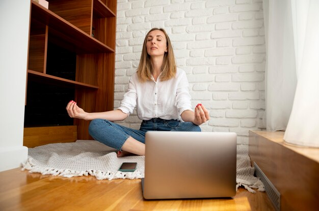 Trabalhar em casa conceito de gerenciamento de tempo