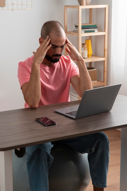 Foto grátis trabalhar em casa em uma estação de trabalho ergonômica