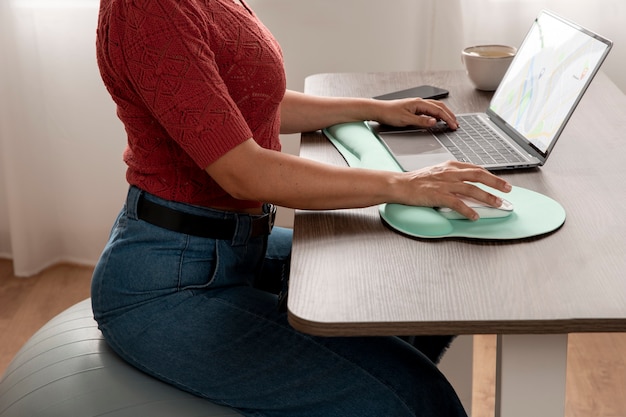 Trabalhar em casa em uma estação de trabalho ergonômica