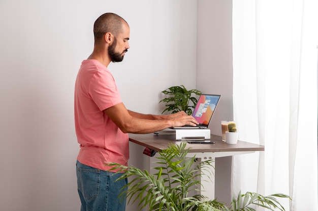 Trabalhar em casa em uma estação de trabalho ergonômica