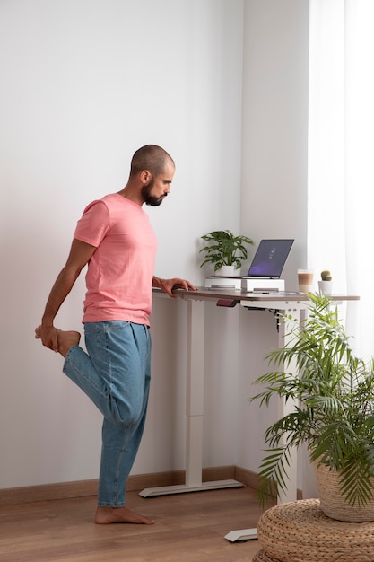 Foto grátis trabalhar em casa em uma estação de trabalho ergonômica