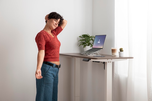 Foto grátis trabalhar em casa em uma estação de trabalho ergonômica