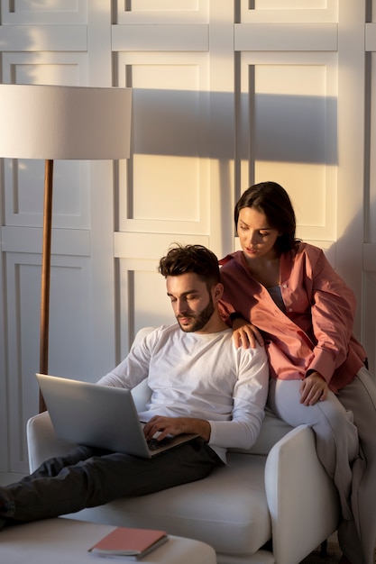 Foto grátis trabalhar em casa em uma estação de trabalho ergonômica