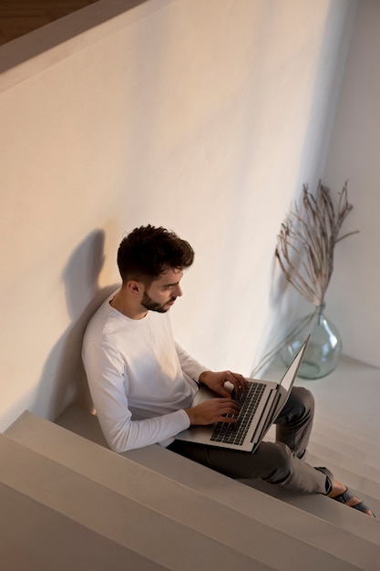 Foto grátis trabalhar em casa em uma estação de trabalho ergonômica