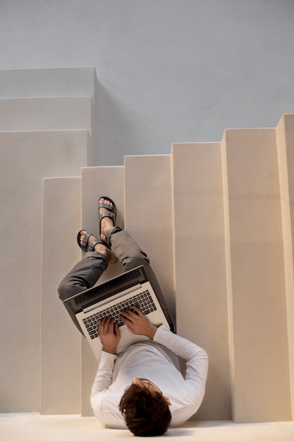 Foto grátis trabalhar em casa em uma estação de trabalho ergonômica