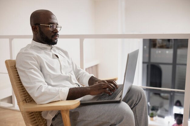 Trabalhar em casa em uma estação de trabalho ergonômica