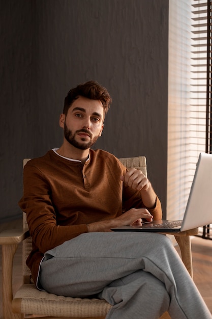 Foto grátis trabalhar em casa em uma estação de trabalho ergonômica