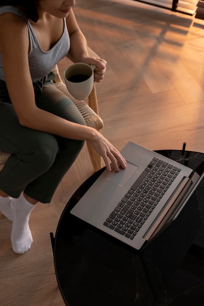 Trabalhar em casa em uma estação de trabalho ergonômica