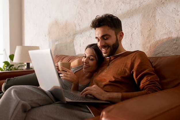 Foto grátis trabalhar em casa em uma estação de trabalho ergonômica