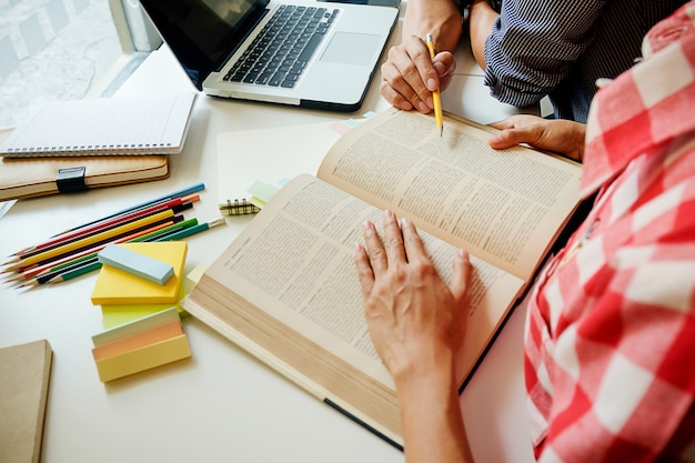 Trabalho em equipe campus notas conversa casual de casa