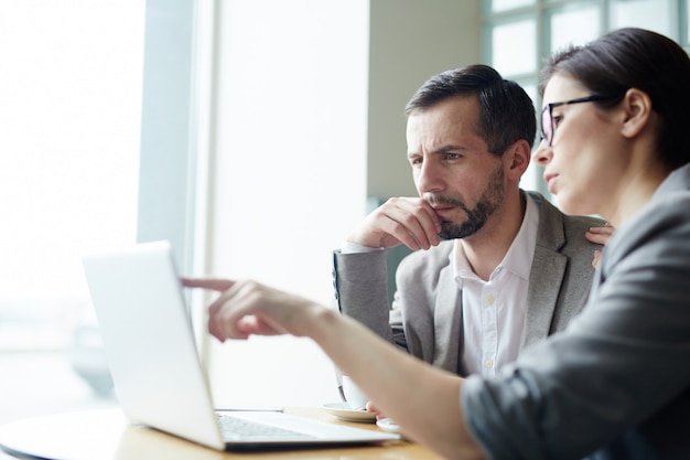 Trabalho em equipe de análise on-line