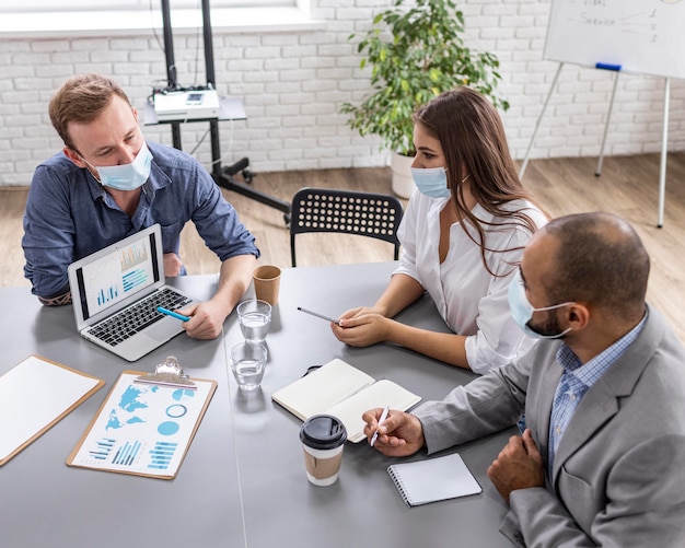 Foto grátis trabalho em equipe de empresários