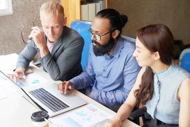 Trabalho em equipe desenvolvendo novo projeto juntos