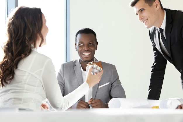 Trabalho em equipe e cooperação.