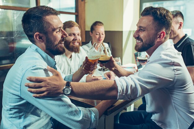 Trabalho em equipe, enquanto relaxa no pub