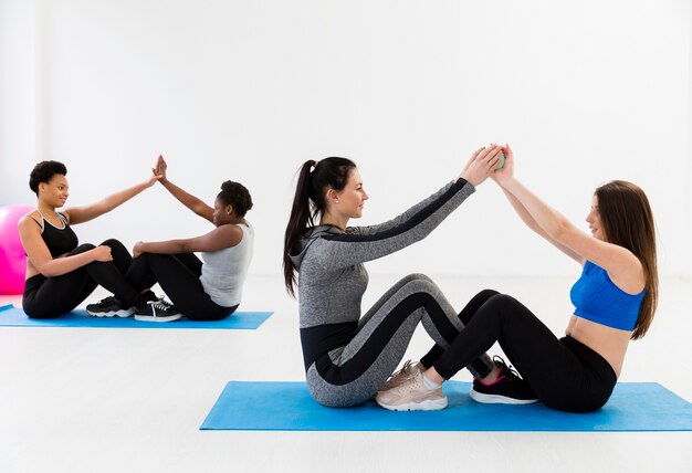 Foto grátis trabalho em equipe fêmeas na aula de fitness