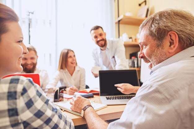 Trabalho em equipe. Foto businessmans jovens trabalhando com novo projeto no escritório