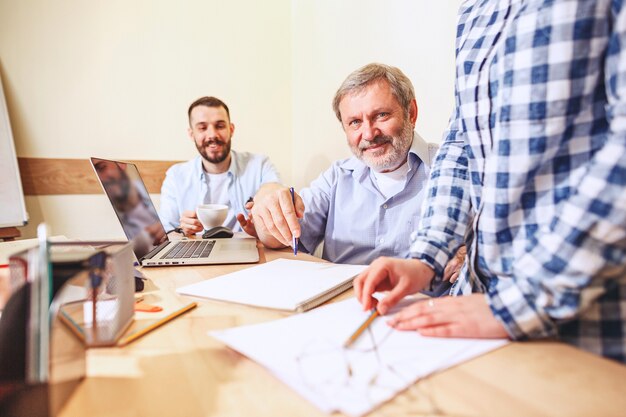 Trabalho em equipe. Foto de jovens empresários trabalhando com novo projeto no escritório