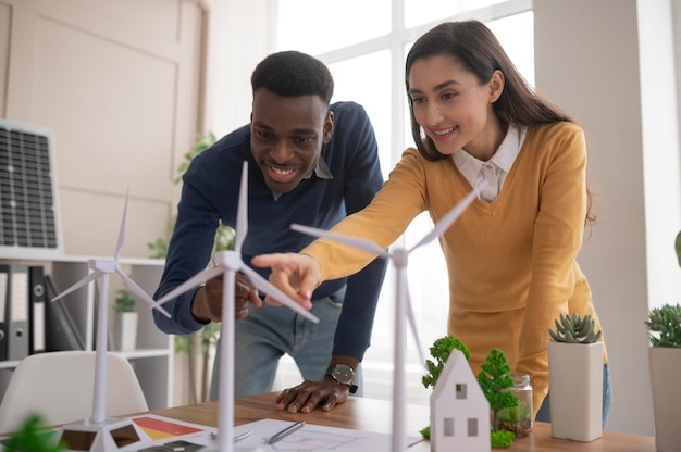 Foto grátis trabalho em equipe para projeto de meio ambiente