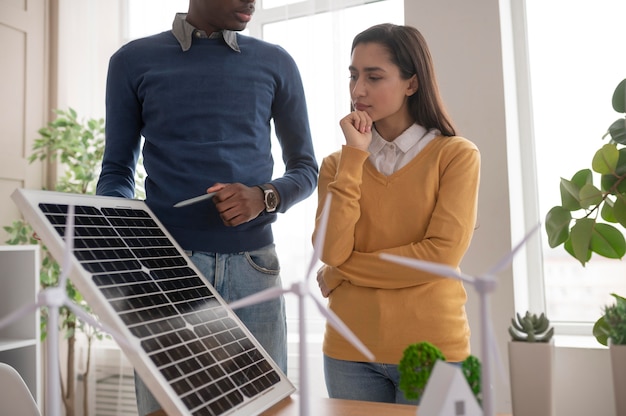 Foto grátis trabalho em equipe para projeto de meio ambiente