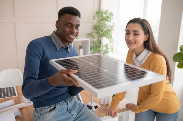 Foto grátis trabalho em equipe para projeto de meio ambiente