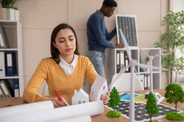 Foto grátis trabalho em equipe para projeto de meio ambiente