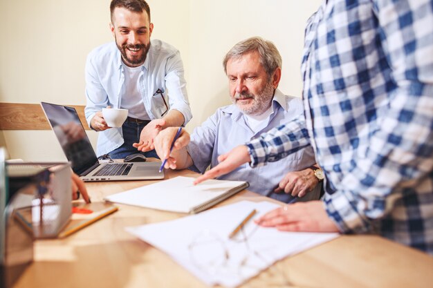 Trabalho em equipe. Pessoas que trabalham com novo projeto no escritório