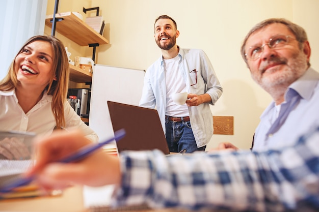 Trabalho em equipe. Pessoas que trabalham com novo projeto no escritório