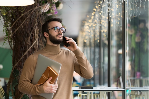 Trabalho masculino de negócios de baixo ângulo