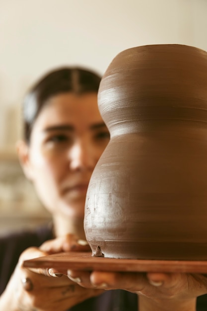 Foto grátis trabalho profissional de artesão na oficina