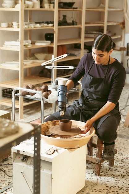 Trabalho profissional de artesão na oficina