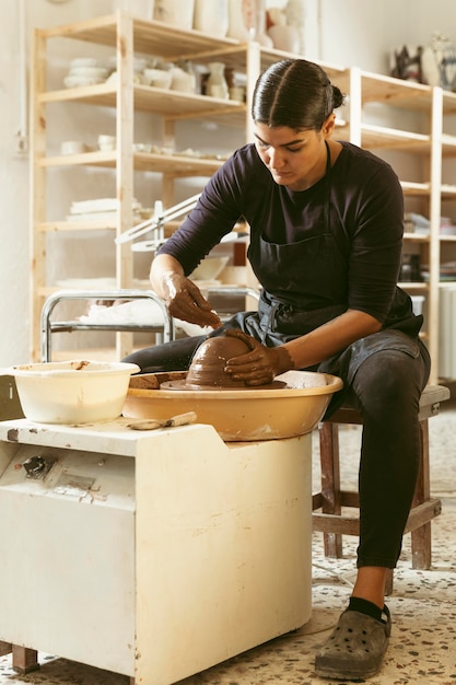 Foto grátis trabalho profissional de artesão na oficina