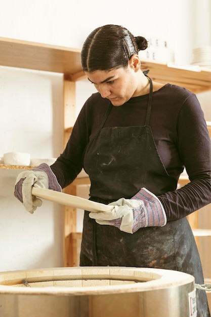 Foto grátis trabalho profissional de artesão na oficina