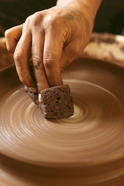 Foto grátis trabalho profissional de artesão na oficina