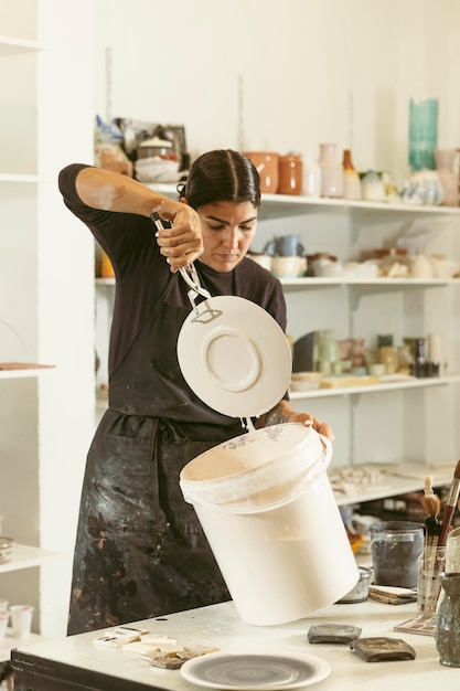 Trabalho profissional de artesão na oficina