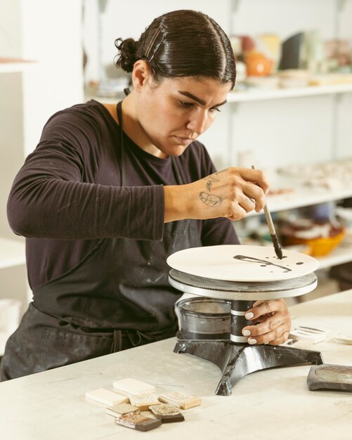 Trabalho profissional de artesão na oficina