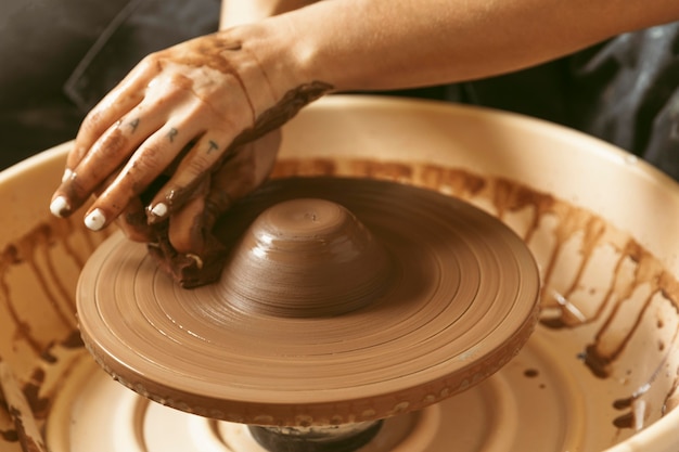 Foto grátis trabalho profissional de artesão na oficina