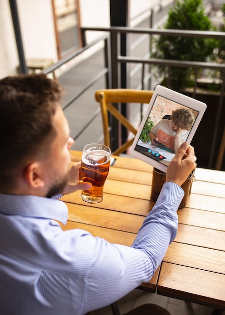 Foto grátis trabalho remoto, entretenimento online durante a quarentena. eventos remotos em bar, restaurante