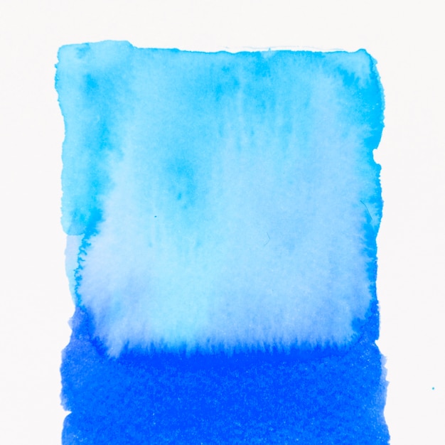Traçados de pincel abstrato azul quente em aquarela sobre fundo branco