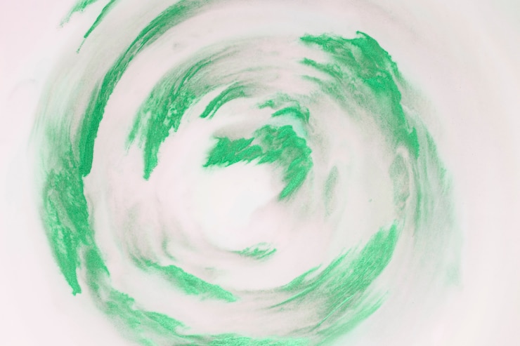 Foto grátis traços de tinta verde artística em forma circular no fundo branco