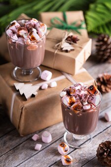 Tradicional bebida natalina de chocolate quente com chocolate com marshmallows torrados Foto Premium