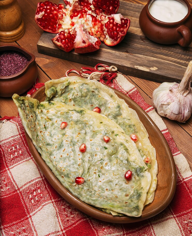 Foto grátis tradicional gutab vegetal caucasiano, kutab, gozleme com sumakh, granate sementes e iogurte na placa de madeira