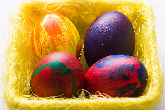 Tradições de férias e conceito de páscoa multicoloridos decorativos coloridos ovos
