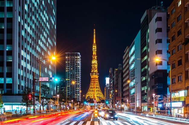 Tráfego e paisagem urbana de Tóquio à noite, Japão.