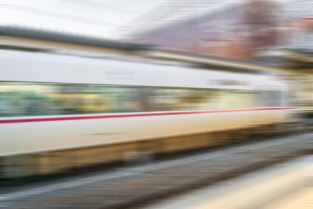 Train borrão chegando à estação de trem.