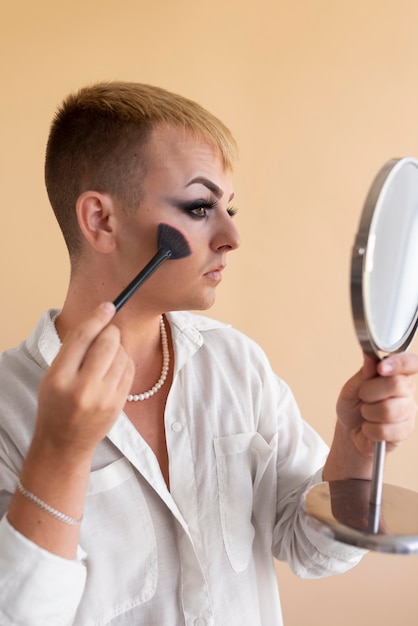 Transgênero mediano colocando maquiagem