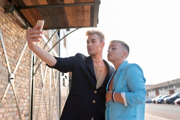 Transgêneros em filmagens médias tirando selfie
